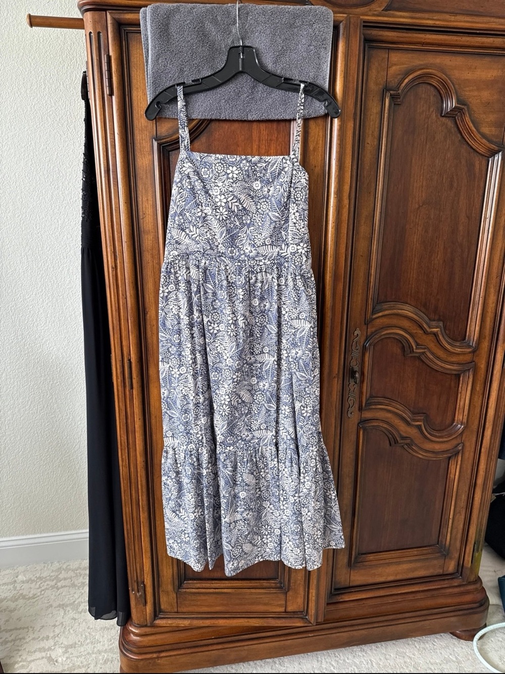 Evereve Blue and White Floral Tiered Midi Dress with Spaghetti Straps Large